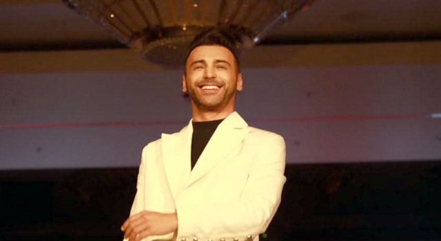 Emre Kaya Bu Kez Podyumun Tozunu Attı