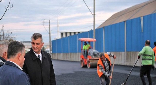 Gölcük Belediyesi ekipleri asfalt seriminde her güzel havayı fırsata çeviriyor