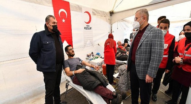 Üsküdar’da Yüzlerce Taksici Kan Vermek İçin Kuyruk Oluşturdu