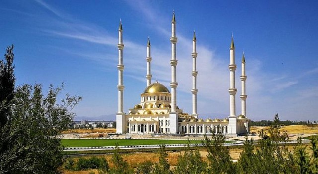 62 kubbe ve 6 minaresi ile KKTC’nin en büyük camisi olan Dr. Suat Günsel Camii’nde sona yaklaşılıyor.