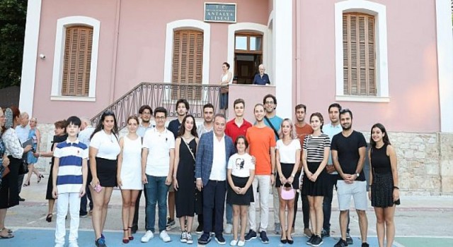 Antalya Büyükşehir Belediye Başkanı Muhittin Böcek’ten Antalya Lisesi’ne destek