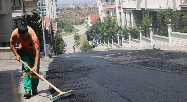 Çankaya Belediyesi, bu hafta Emek, Kırkkonaklar ve Yaşamkent Mahallesinde tam kaplama asfalt çalışması yaptı.