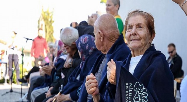 Alzheimer hastaları şarkı performansıyla alkış aldı