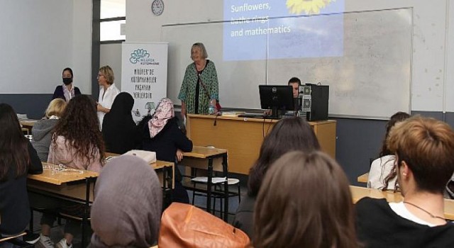 Yazar Kristin Dahl öğretmen adaylarıyla bir araya geldi