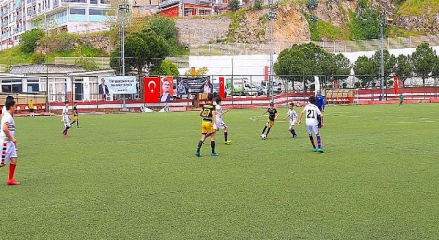 Bayraklı’nın spor sahaları yenileniyor