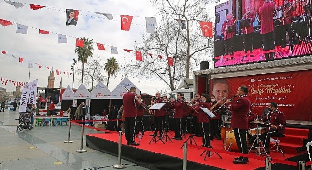 Antalya Büyükşehir&#39;den Cumhuriyet Sevgi Meydanı Etkinliği