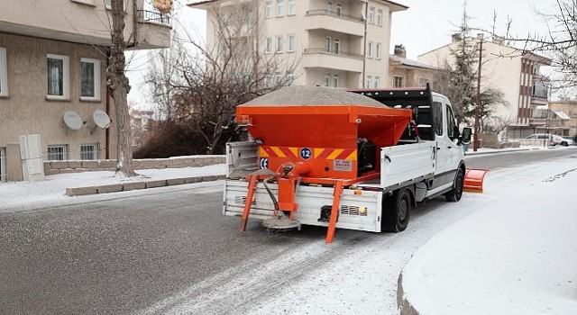 Nevşehir Belediye Ekipleri Tuzlama Çalışması Yapıyor