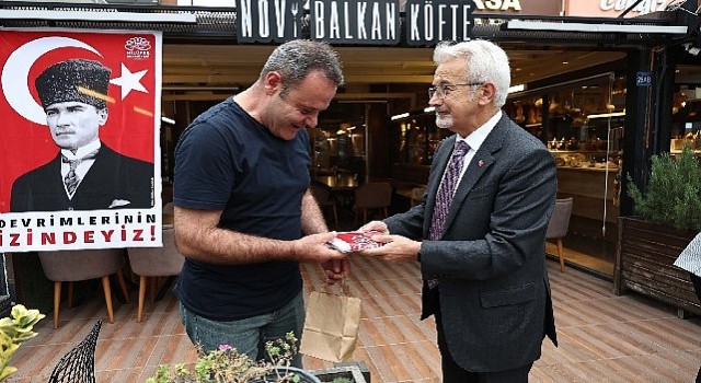 Nilüfer Belediye Başkanlardan esnafa Atatürk posteri ve Türk bayrağı