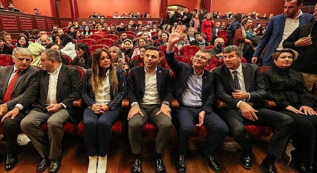 CHP lideri Özgür Özel, dünyaca ünlü soprano Pervin Chakarın Kadıköyde verdiği konsere katıldı