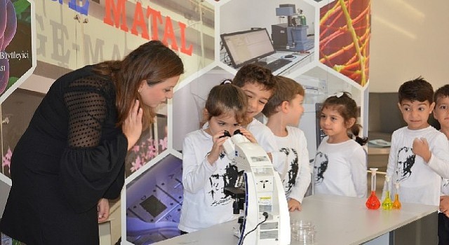 EÜ de çocuklar mikroskobun büyülü dünyasıyla tanıştı