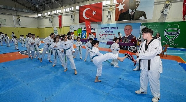 Gaziemirin taekwondocularından kuşak mücadelesi