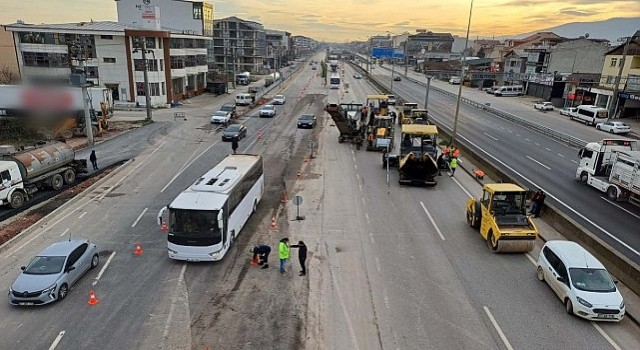 Köseköy Koridoru Alikahya Stadyum bağlantı yolu çalışmaları kapsamında D-100 İstanbul istikametinde asfalt ve yol çizgi imalatları tamamlandı
