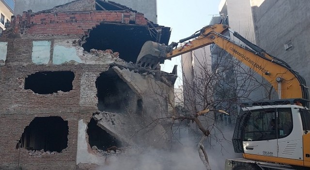 Osmangazide 3 katlı metruk bina yıkıldı