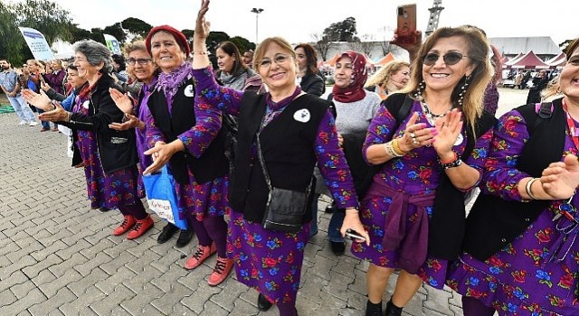 İzmirde festival havasında Kadınlar Günü kutlaması “Bugün olmadığında eşitliği sağladık diyeceğiz”