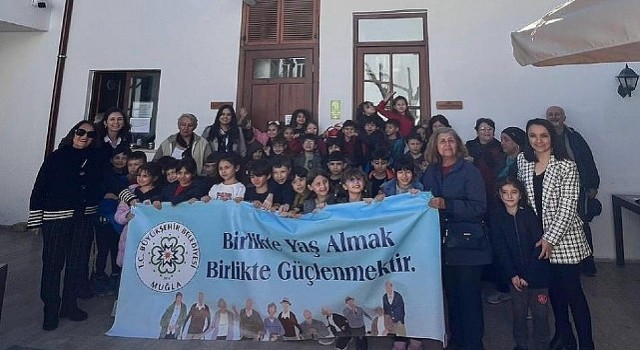 Muğla Büyükşehir Belediyesi Yaşlılara Saygı Haftasını Türk Sanat Müziği Korosu konseri, ebru sanatı, sinema, sohbet ve ziyaretlerle kutladı