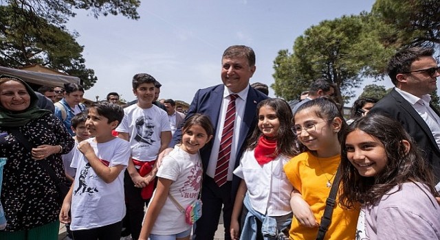 Başkan Tugay Kültürparkta çocuklarla bir araya geldi