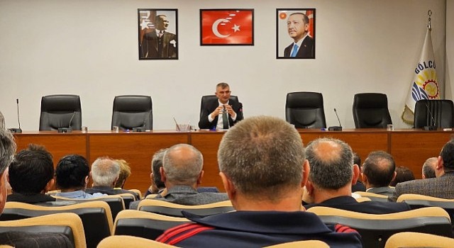Gölcük Belediye Başkanı Ali Yıldırım Sezer, 31 Martta düzenlenen yerel seçimlerin ardından mazbatalarını alan muhtarlara başarılar diledi