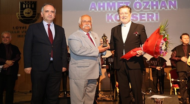 Karaman Belediyesinin katkılarıyla sahne alan ünlü sanatçı Ahmet Özhan ve İstanbul Tarihi Türk Müziği Topluluğunun konseri ilgiyle izlendi