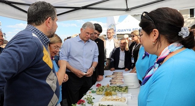 Mudanya Belediyesi Turizm Haftası etkinlikleri kapsamında Girit yemekleri ve lezzetleri Mütareke Meydanında düzenlenen “Girit Mutfağı Lezzet Şöleni” etkinliğinde tanıtıldı