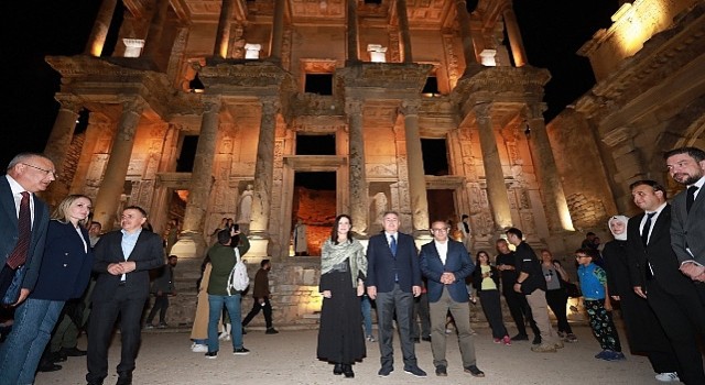 Efes Antik Kentinde başlayan gece müzeciliği uygulamasının hayata geçmesi sebebiyle “Efes Ören Yeri Gece Müzeciliği Lansmanı” düzenlendi