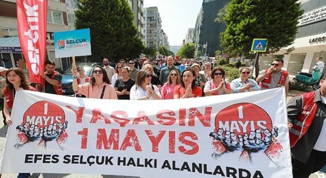 Efes Selçuk Belediye Başkanı Filiz Ceritoğlu Sengel İzmir;de düzenlenen 1 Mayıs Emek ve Dayanışma Günü kutlamalarına katıldı
