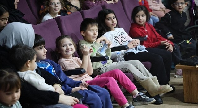 Kartepede Minik İzleyicilere Neşeli Bir Gün