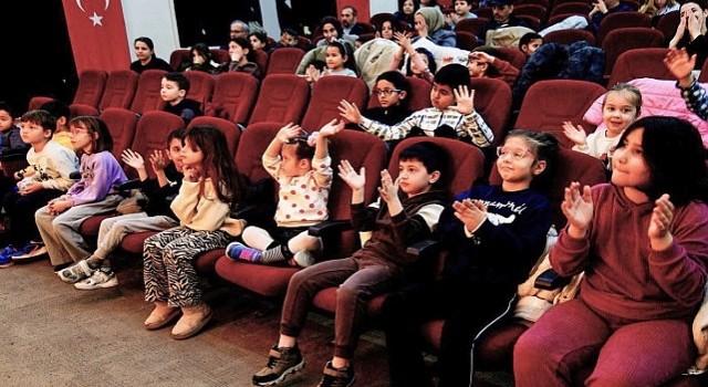 Bornova da yarıyıl tatili tiyatroyla şenlendi