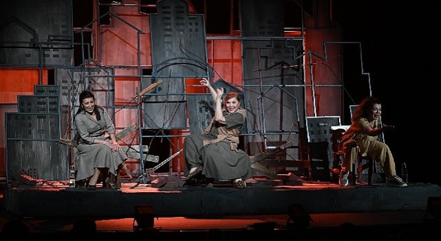 2. Uluslararası Mesir Tiyatro Festivali nde Duygu Dolu Performans