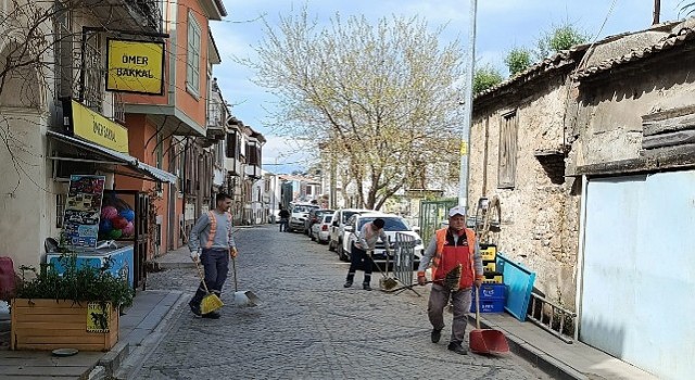 Ayvalık ta Temizlik Seferberliği Sürüyor