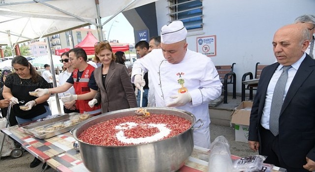 Pazarda Aşure İkramı