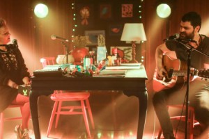 Gülinler ile ‘Bir Masada Oturduk’ 10. Bölümüne özel mini konser ile Ari Barokas’ı ağırlıyor