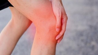 Yürürken bacaklarınızda gerçekleşen ağrı topallamanıza neden oluyorsa dikkat!