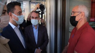 Babacan, Perdeciler Çarşısı esnafını ziyaret etti ‘Esnaf: Millete fiyat vermekten utanıyorum’