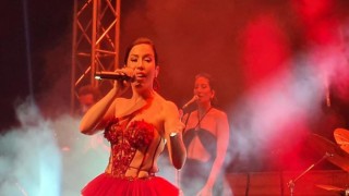 Reges Çeşme’de sahne alan Burcu Güneş, canlı performansı ve sesi ile izleyenleri bir kez daha büyüledi.
