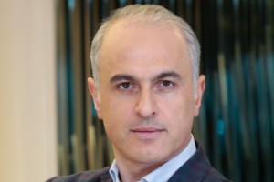 CEP TELEFONUNUN YANLIŞ KULLANIMI BOYUN AĞRISI SEBEBİ