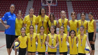 Mini Voleybolcular Aliağa’ya Kupayla Döndü