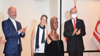 KKTC Cumhurbaşkanı Ersin Tatar, Yakın Doğu Üniversitesi Diş Hekimliği Fakültesi Sergi Salonu’nda “Doğa Yansımaları” adlı sergiyi ziyarete açtı