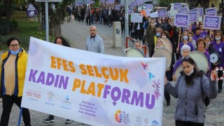 Efes Selçuk’ta Kadınlar ve Erkekler Şiddete Karşı Birlikte Yürüdü