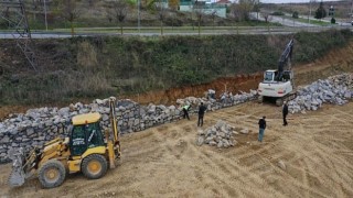 İzmit kent mezarlığında istinat duvarı çalışması