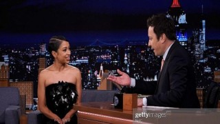 Amerika’lı Komedyen Liza Koshy Jımmy Fallon’ın Şovuna Haleıa Tasarımıyla Katıldı