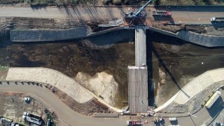 Başyiğit Caddesi ile Kanal Yolu Caddelerini birbirine bağlayacak köprüde kiriş montajı yapıldı