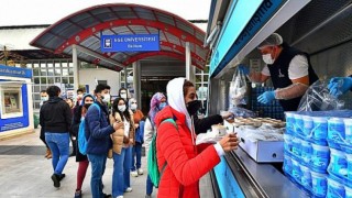 İzmir Büyükşehir Belediyesi’nden öğrencilere sıcak yemek