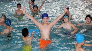 Çocuklara ücretsiz yüzme kursu