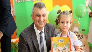 Gölcük Belediye Başkanı Ali Yıldırım Sezer, 2021-2022 eğitim öğretim yılı sonunda öğrencilerin karne heyecanına ortak oldu.