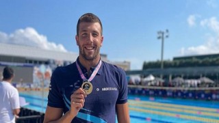 Abdi İbrahim’in ana sponsoru olduğu milli yüzücü Emre Sakcı’dan, Türkiye Şampiyonası’nda 3 altın ve çifte rekor