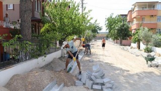 Burhaniye Belediyesi tarafından Öğretmenler Mahallesi’ndeki yollar yenileniyor.