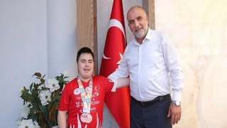 Down Sendromlular Dünya Şampiyonası’ndan zaferle dönen milli sporcu Salihcan Öztankal, Canik Belediye Başkanı İbrahim Sandıkçı Milli Sporcuyu Ağırladı