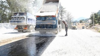 Antalya’yı kırsaldan Kumluca’ya bağlayan yolda asfalt çalışması