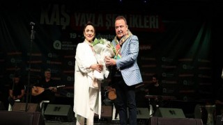 Belkıs Akkale Gömbe Yaylası’nı türkülerle coşturdu