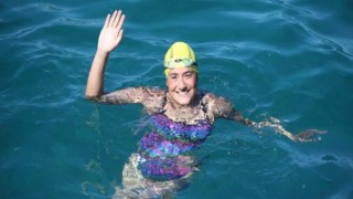 Egeli Türkoğlu, Manş Denizi’ni geçen en genç yüzücü oldu